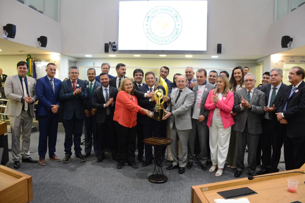 ALPB recebe prêmio Assembleia Cidadã durante Sessão Solene