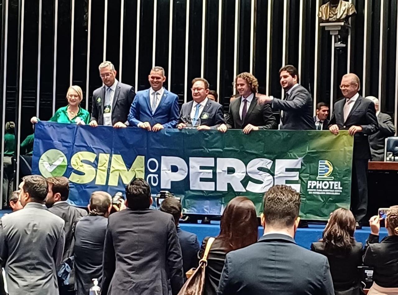 Após comandar debate do Perse no Senado, Veneziano diz que “grande mobilização” levou governo a manter benefícios do setor de eventos