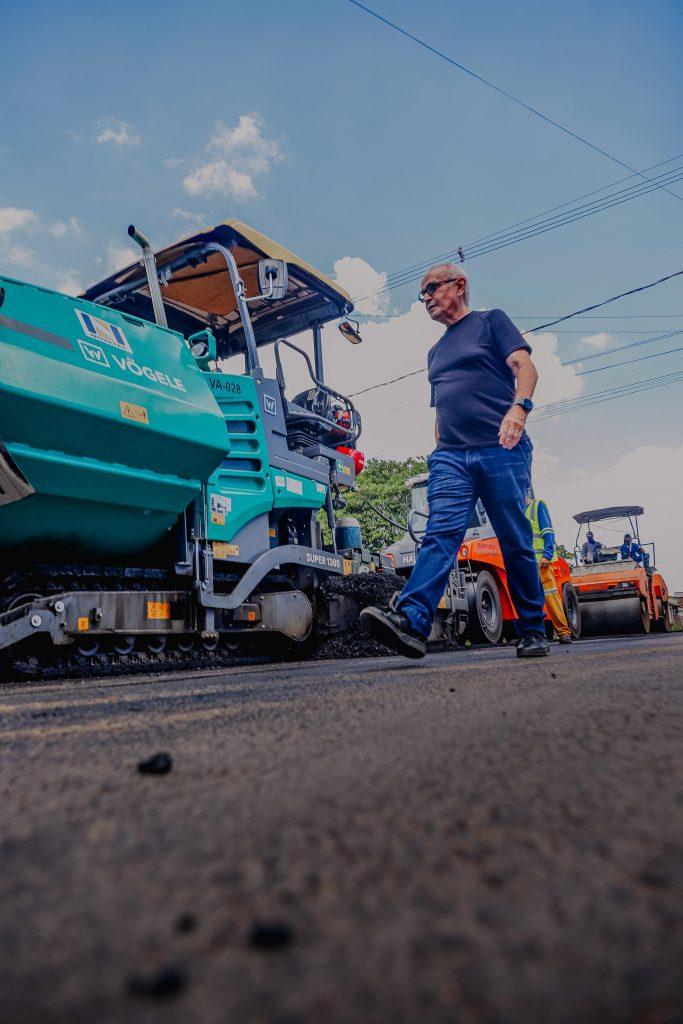Cícero Lucena fiscaliza obras de asfalto em Paratibe e destaca avanços em toda a cidade, com alto padrão de qualidade