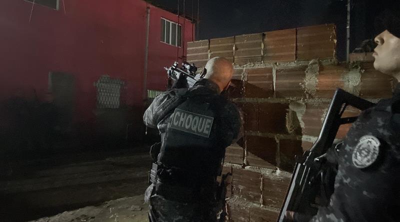 Em Cabedelo, Polícia Militar apreende arma de fogo com trio que estava com carro roubado