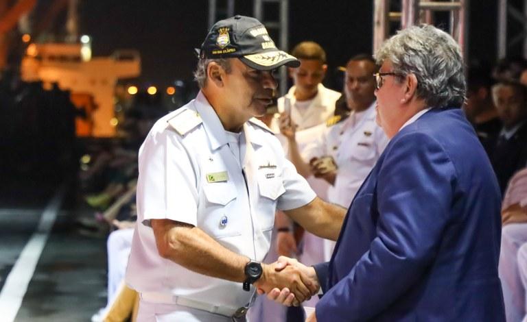João Azevêdo visita navio Atlântico e destaca investimentos no Porto de Cabedelo
