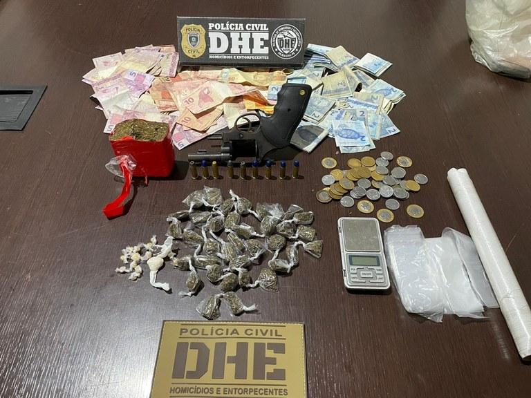 PATOS: Polícia Civil prende suspeita de tráfico e apreende arma e drogas