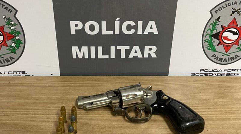 Polícia Militar prende suspeito com arma durante intensificação do policiamento na orla de Manaíra