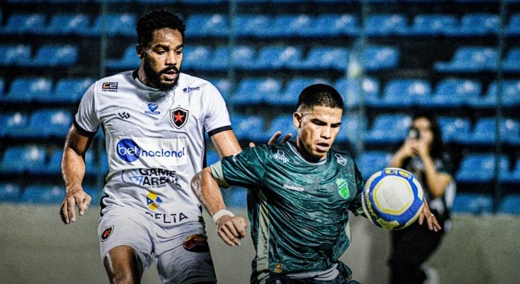 Botafogo-PB marca no fim e vence Floresta na estreia da Série C