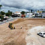 Etapa de terraplanagem é realizada na área ampliada do Parque do Povo após incorporação de lotes ao patrimônio público