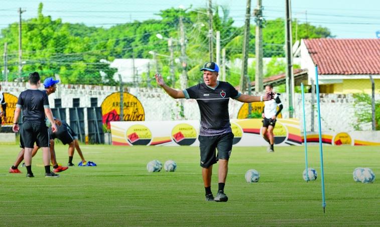 Evaristo Piza é anunciado como novo técnico do Botafogo-PB
