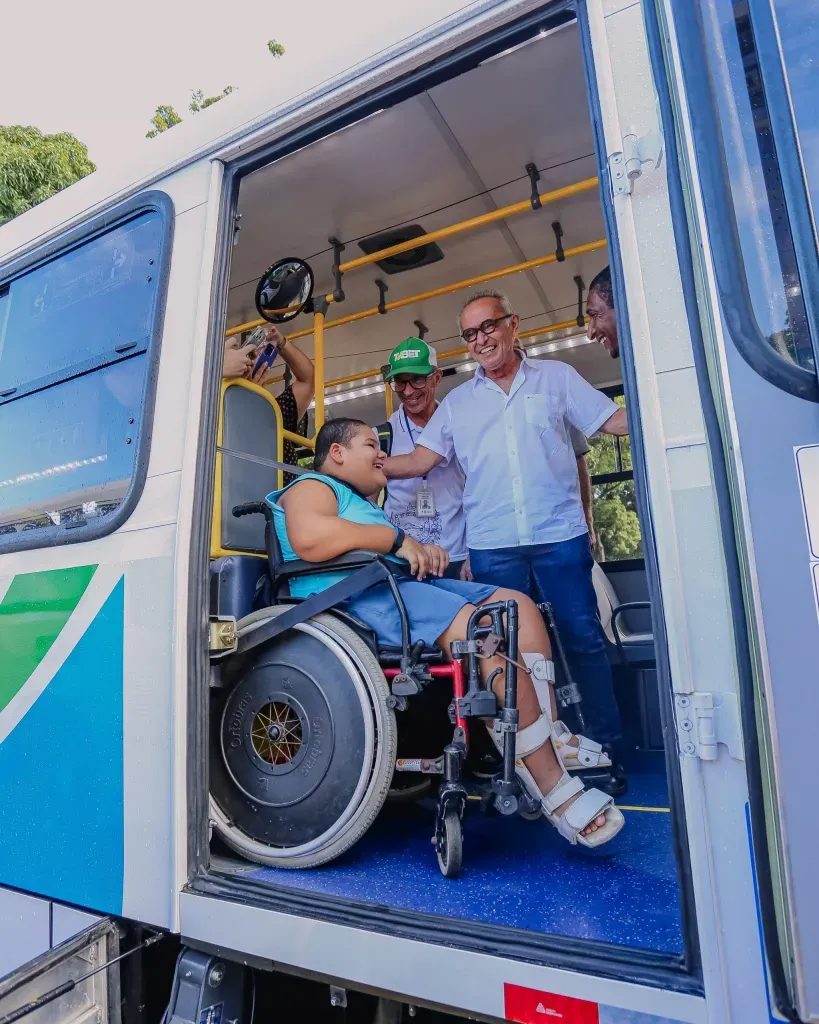 Mobilidade urbana: Prefeito entrega 35 novos ônibus para renovação da frota da Capital, que se torna a 3ª mais nova do Nordeste