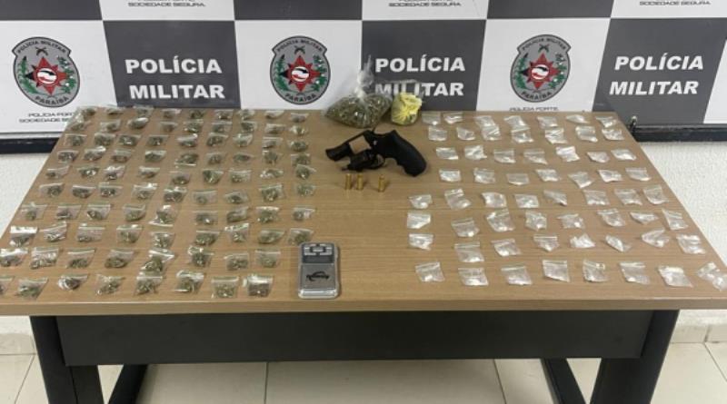 Polícia Militar apreende arma de fogo e 150 porções de drogas
