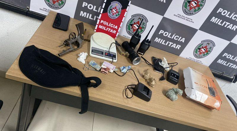 Polícia Militar prende suspeito de tráfico e apreende arma e drogas na Praia da Penha