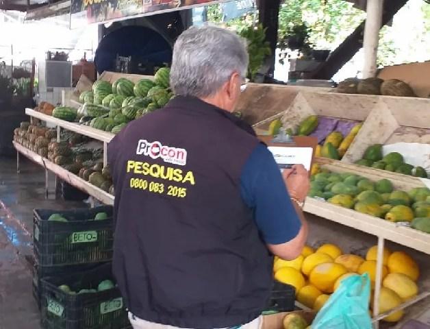 Procon-JP registra diferença de R$ 22 no quilo do alho em pesquisa de preços em feiras e supermercados