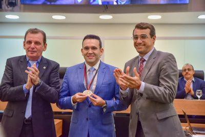 ALPB concede cidadania paraibana e medalha Epitácio Pessoa ao médico Jhony Bezerra