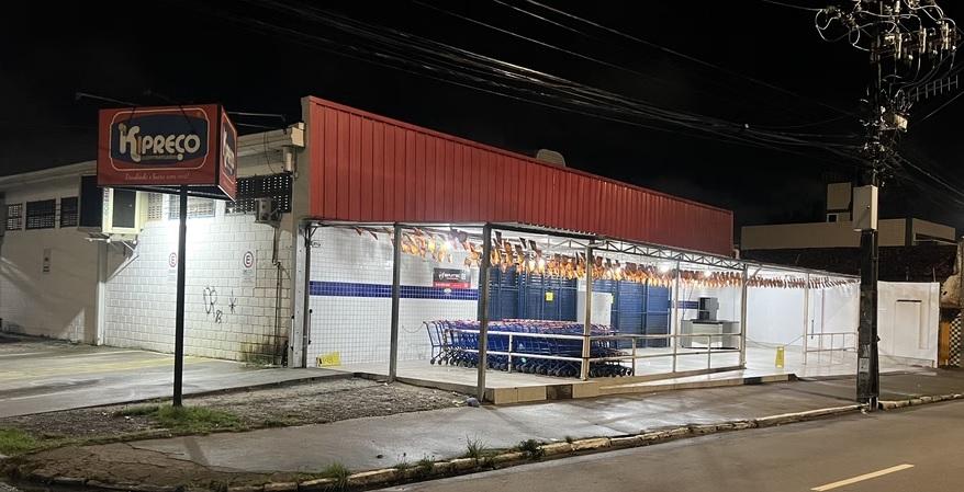 Cinco homens invadem supermercado, fazem reféns e roubam mercadorias em Cruz das Armas