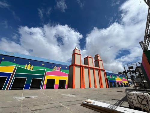 Colorido vai dando o tom junino a cidade cenográfica do Parque do Povo