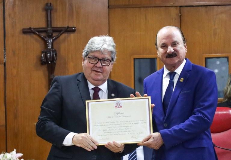 João Azevêdo é homenageado na Câmara de João Pessoa pelas ações e obras estruturantes na Capital