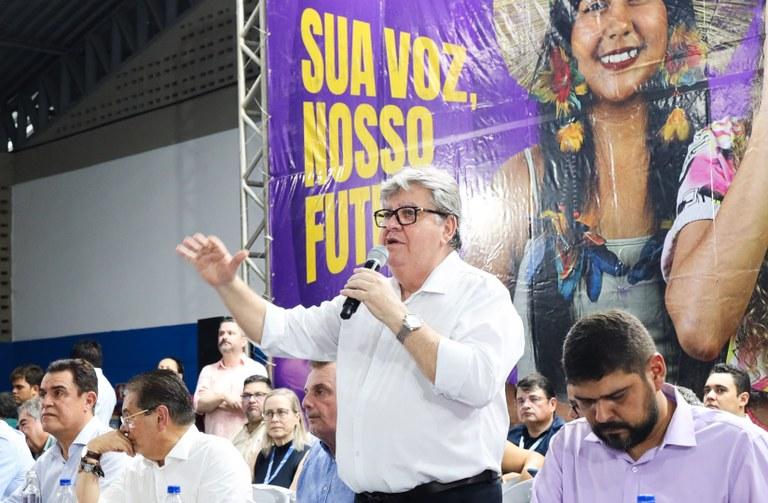 João Azevêdo entrega benefícios e ouve novas reivindicações da população na audiência do Orçamento Democrático em Cajazeiras