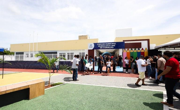João Azevêdo entrega creche e ginásio poliesportivo e inspeciona obra de mobilidade urbana em São João do Rio do Peixe
