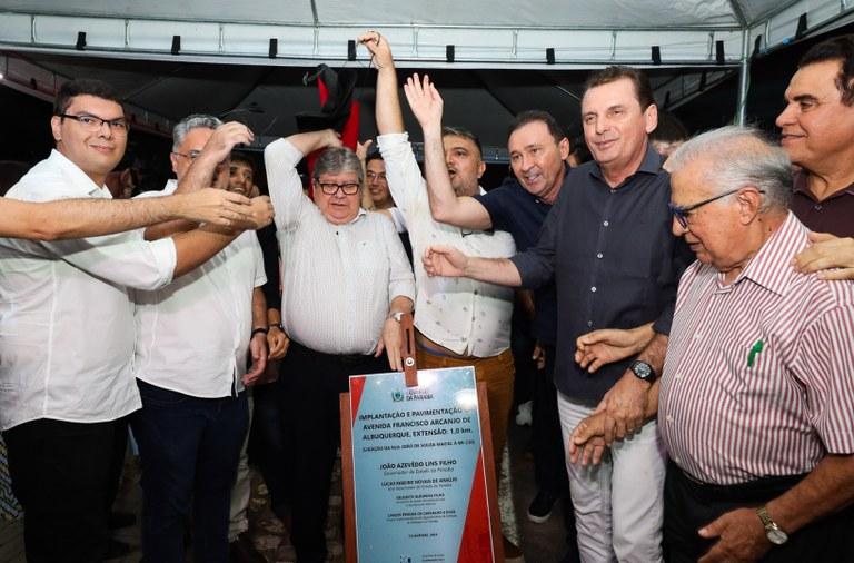João Azevêdo entrega obras de mobilidade urbana em Cajazeiras e assegura desenvolvimento para o município e região