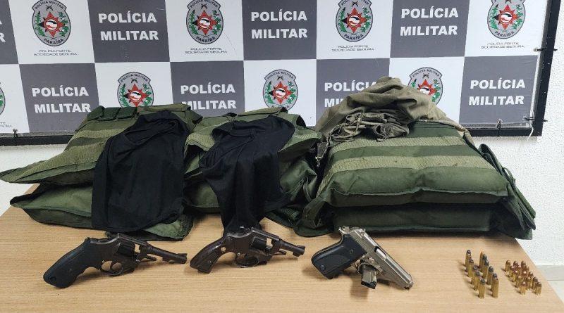 Polícia Militar intercepta carro roubado e apreende armas e coletes com cinco suspeitos na Capital