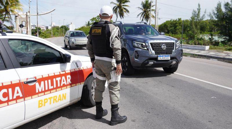 Polícia Militar prende três suspeitos por porte ilegal de arma de fogo e soma 55 armas apreendidas em fiscalizações de trânsito em 2024