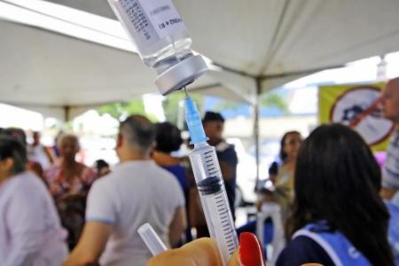 Vacinação fortalece o sistema imunológico e pode reduzir o risco de complicações