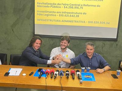 Veneziano participa, com Efraim e Bruno, de coletiva sobre conquista do financiamento de US$ 52 milhões para Campina Grande: “esforço coletivo”