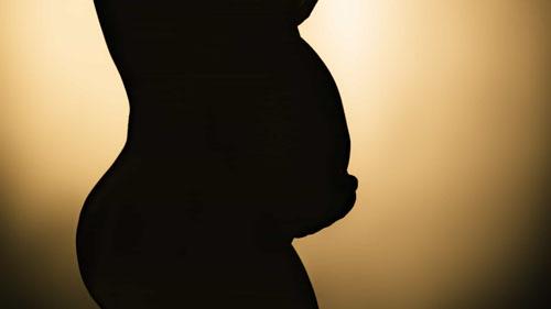 A cada dia, 26 meninas menores de 14 anos se tornam mães no país