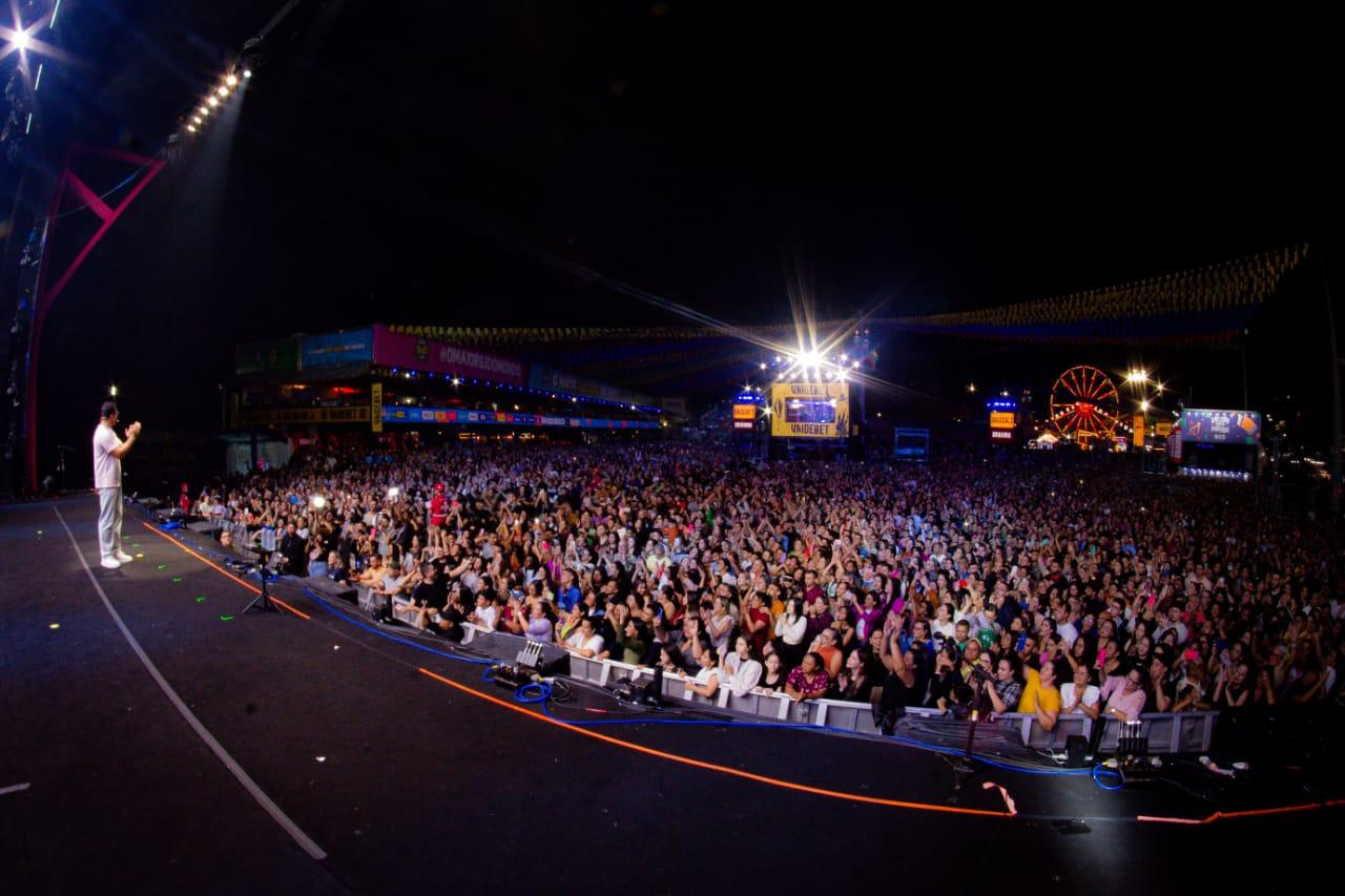 Em noite memorável, evangelista reúne grande público no Parque do Povo