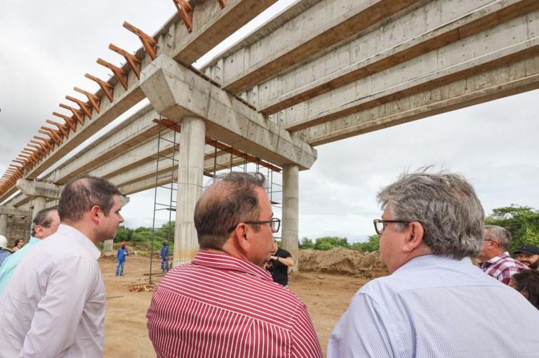 Governador inspeciona obras de travessias urbanas e estrada em São José de Espinharas no valor de R$ 27,8 milhõe