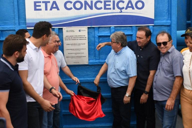 João Azevêdo inaugura adutora e inspeciona obras de habitação e infraestrutura rodoviária em Conceição e Serra Grande
