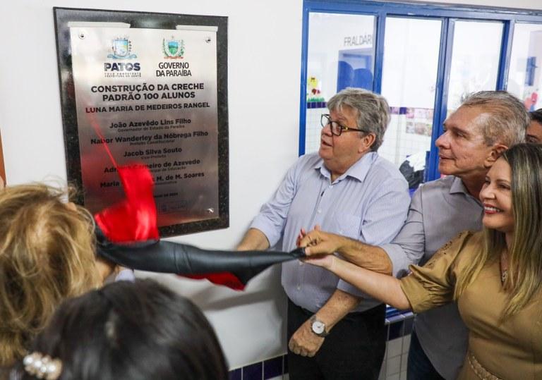 João Azevêdo inaugura creche e autoriza início da construção do 3º Batalhão da Polícia Militar em Patos