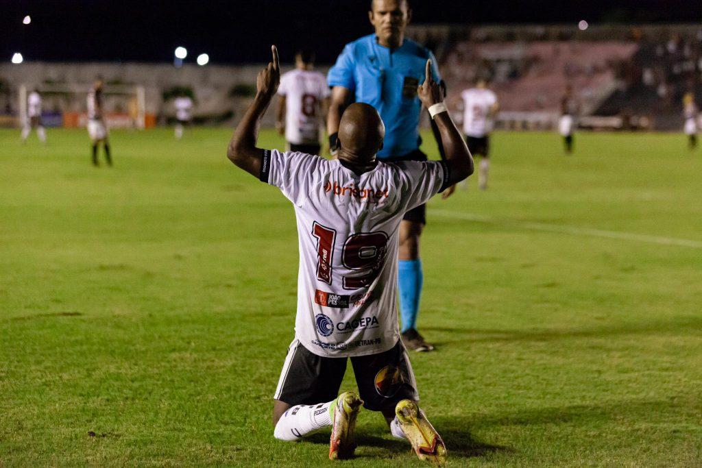 Joãozinho marca no fim, Botafogo-PB vence o Ferroviário e se mantém líder invicto da Série C