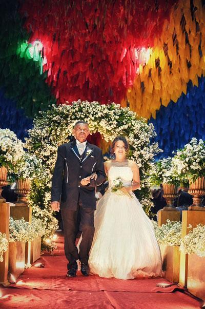 O Maior São João do Mundo: testemunhados por centenas de pessoas, 100 casais dizem sim no Casamento Coletivo 2024