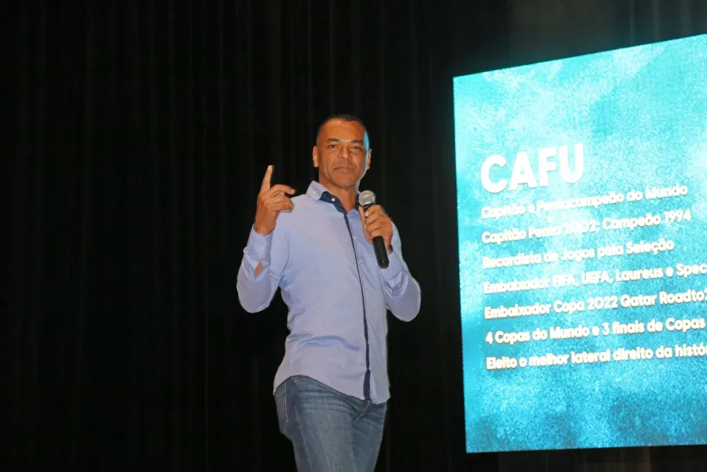 Pentacampeão Cafu apresenta trajetória de sucesso no esporte para influenciar servidores municipais
