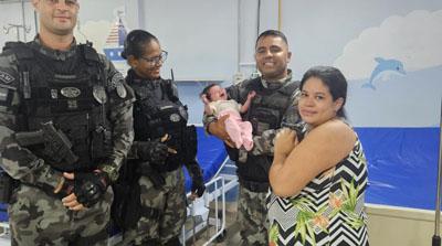 Policiais do ROTAM atendem família que buscou socorro para bebê engasgado em João Pessoa