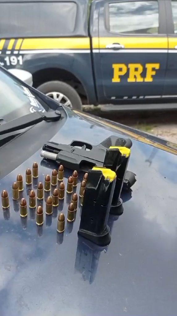PRF aborda carro após um dos passageiros jogar lata de cerveja pela janela e encontra bebidas, arma de fogo e munições