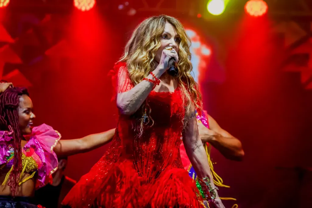 Primeira noite de shows leva multidão ao Parque da Solon de Lucena