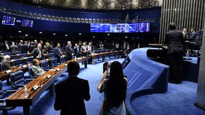 Senado aprova, sem contagem de votos, 'taxa das blusinhas' de 20%