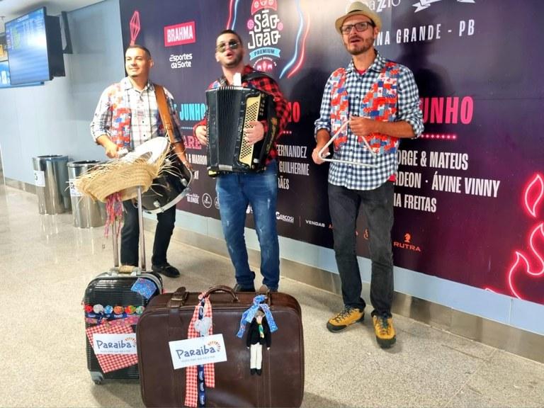 Turistas são recebidos ao som de muito forró pé de serra nos aeroportos da Paraíba