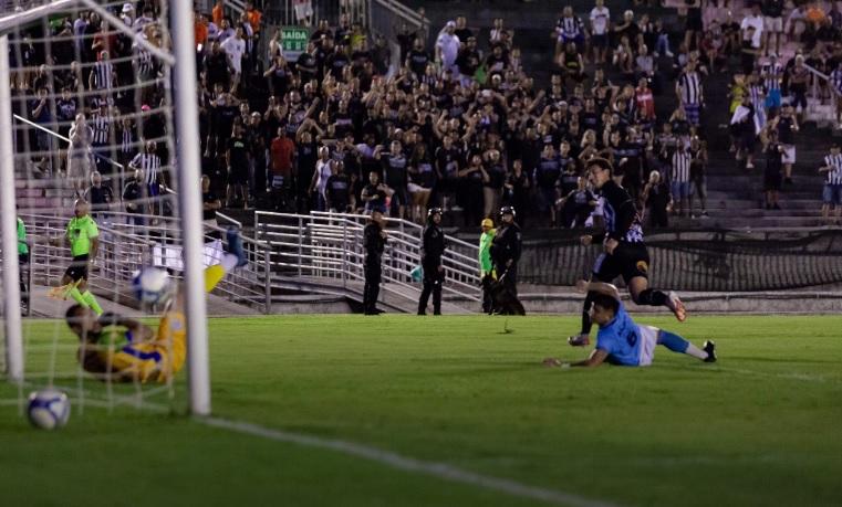 Botafogo-PB fica à frente do placar três vezes, mas empata com o Confiança