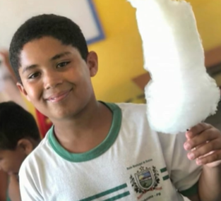 Criança de 11 anos morre atropelada após cair de ônibus escolar, na Paraíba