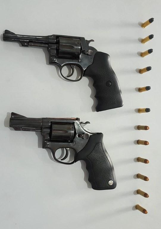 DRF: Polícia Civil apreende adolescente que roubou arma de vigilante em Campina Grande; dois revólveres apreendidos