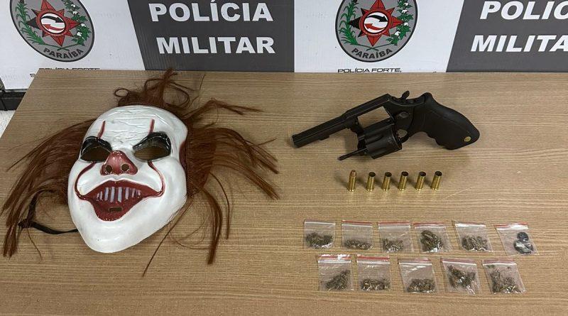Polícia Militar apreende arma, drogas e máscara que seriam de traficantes na zonal sul de Capital