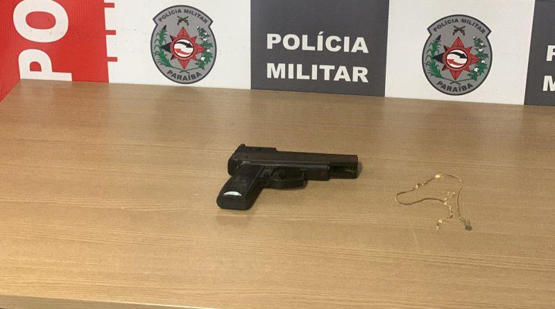 Polícia Militar prende dois suspeitos de roubo na orla de João Pessoa