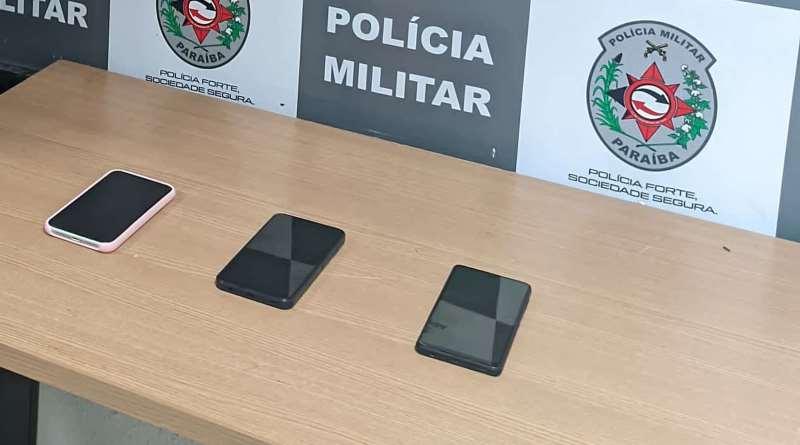Polícia Militar prende dupla acusada de assalto e recupera celulares na Capital