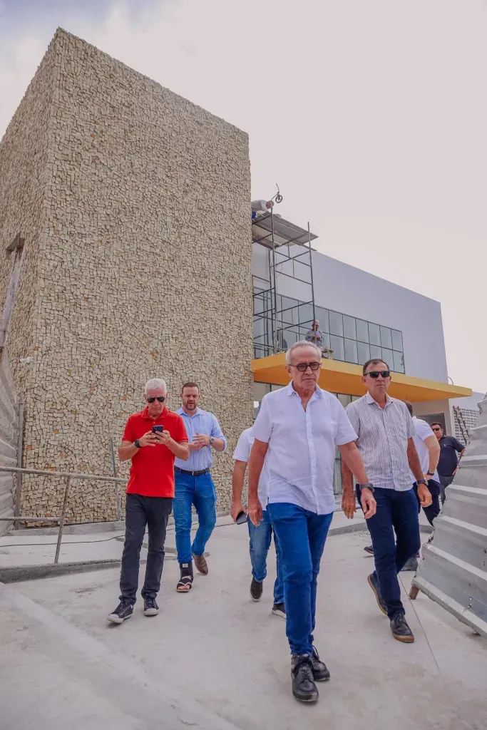 Prefeito inspeciona obras finais do primeiro Hospital Veterinário de João Pessoa e anuncia entrega para a sexta-feira