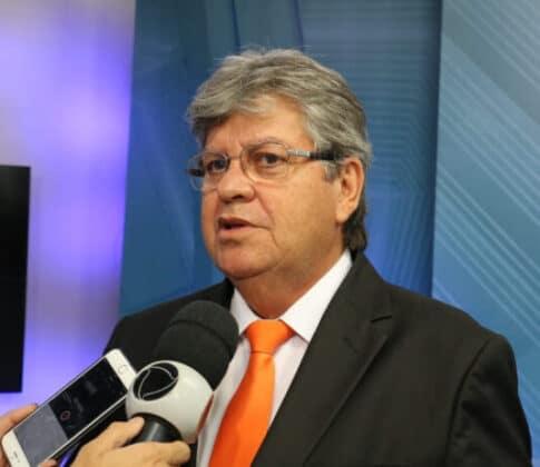 João Azevêdo é o governador mais bem avaliado do país nos setores de obras públicas, moradia, urbanização e saneamento