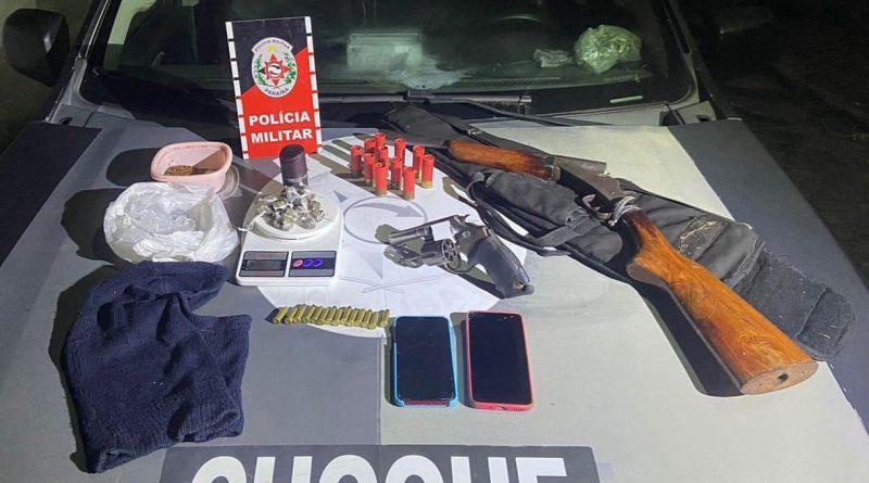 Polícia Militar prende suspeitos portando armas e drogas em Mulungu