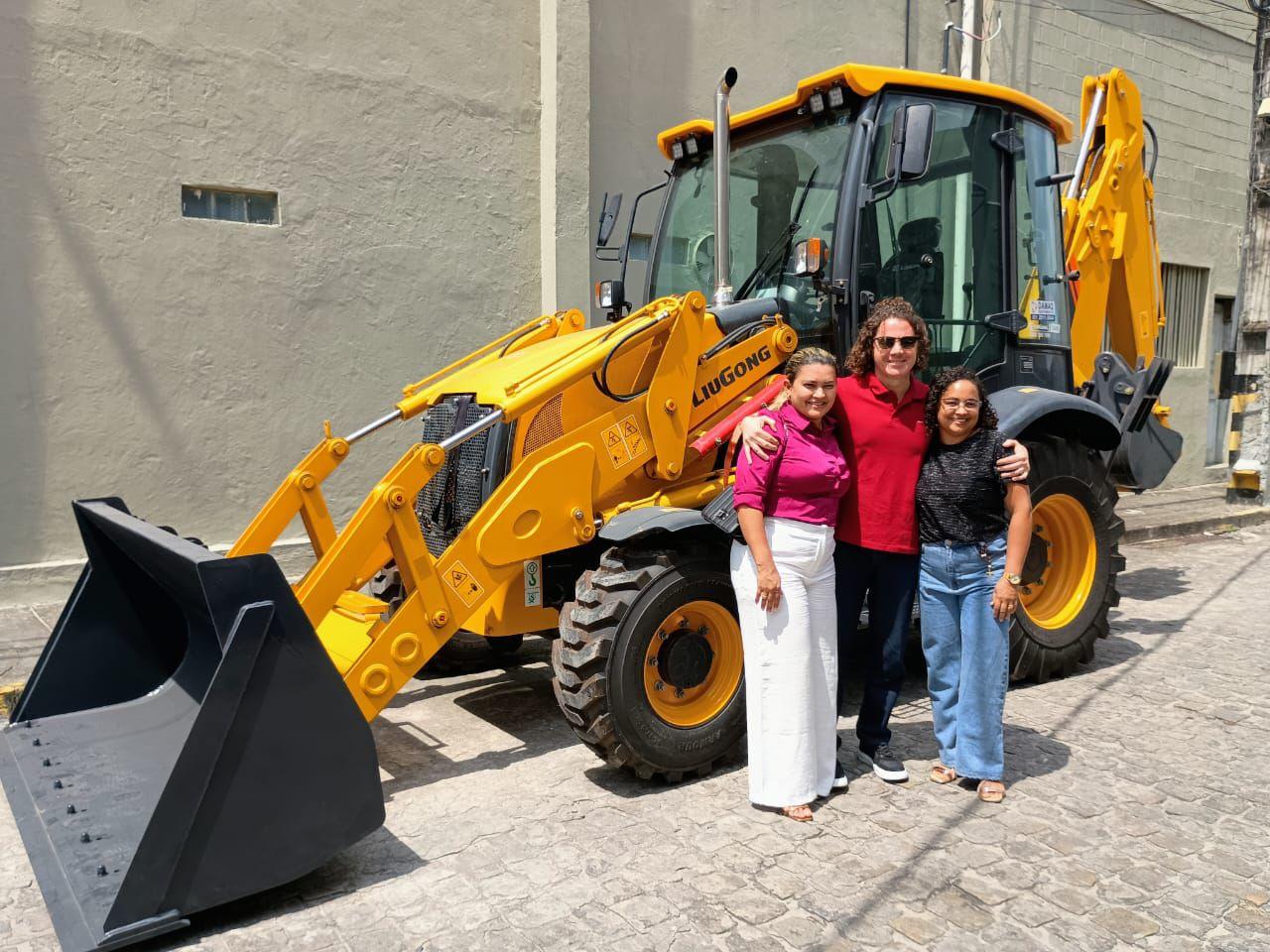 Veneziano entrega mais uma máquina agrícola para beneficiar moradores de Aparecida, em parceria com a Codevasf