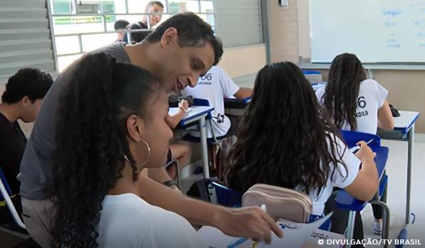 Câmara aprova projeto que restringe uso de celular em escolas