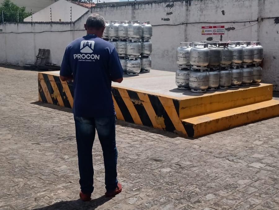 Consumidor pode economizar até R$ 32,00 na aquisição do botijão de gás e R$ 5,50 no garrafão de água mineral, aponta Procon-CG